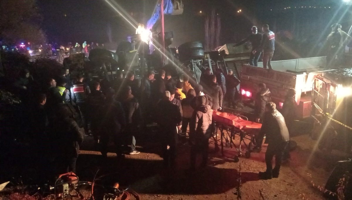 Kazaya müdahale eden trafik polislerine tır çarptı: Bir polis şehit oldu Kazaya müdahale eden trafik polislerine tır çarptı: Bir polis şehit oldu