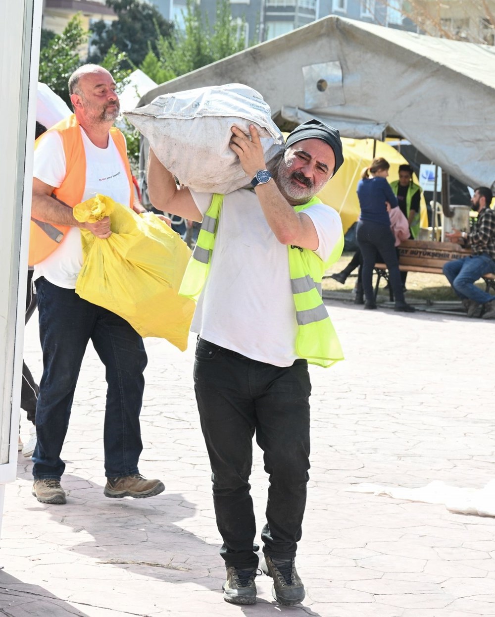 Erdal Bakkal rolüyle tanınan Cengiz Bozkurt da depremzedelerin yardımına koştu - 4