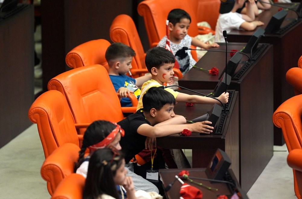 Meclis'te renkli imajlar: Numan Kurtulmuş koltuğunu devretti 74 cHWGPtfIzUaqhJRXVECpZQ