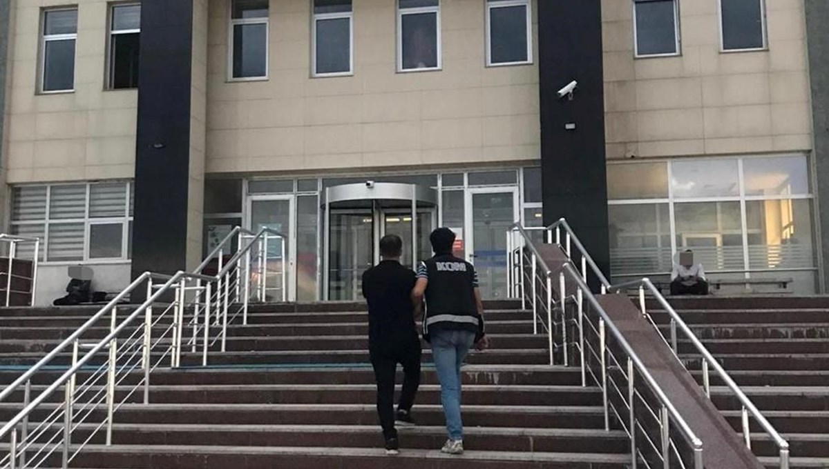 Kars'ta ehliyet sınavında 2 kişi kopya düzeneğiyle yakalandı Kars'ta ehliyet sınavında 2 kişi kopya düzeneğiyle yakalandı