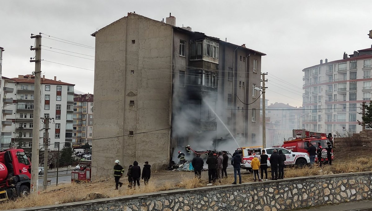 Çöp yığınındaki yangın apartmana sıçradı Çöp yığınındaki yangın apartmana sıçradı