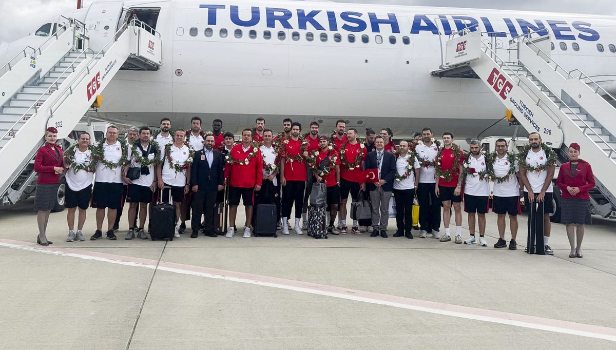 12 Dev Adam yurda döndü