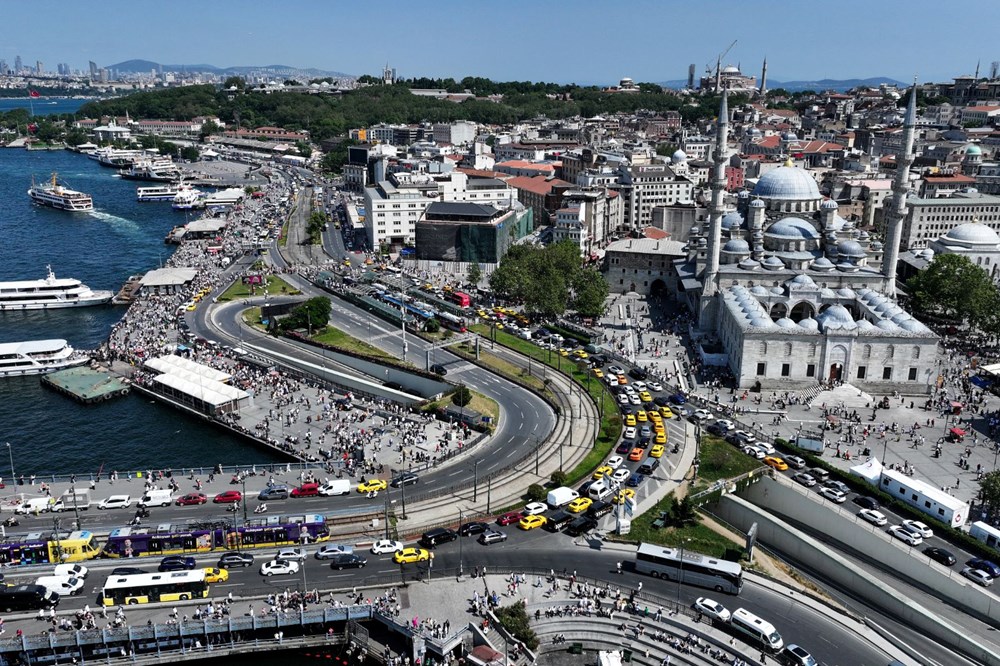 İstanbul'un turistik yerlerinde yoğunluk: Sıcak havaya rağmen meydanlar doldu - 1