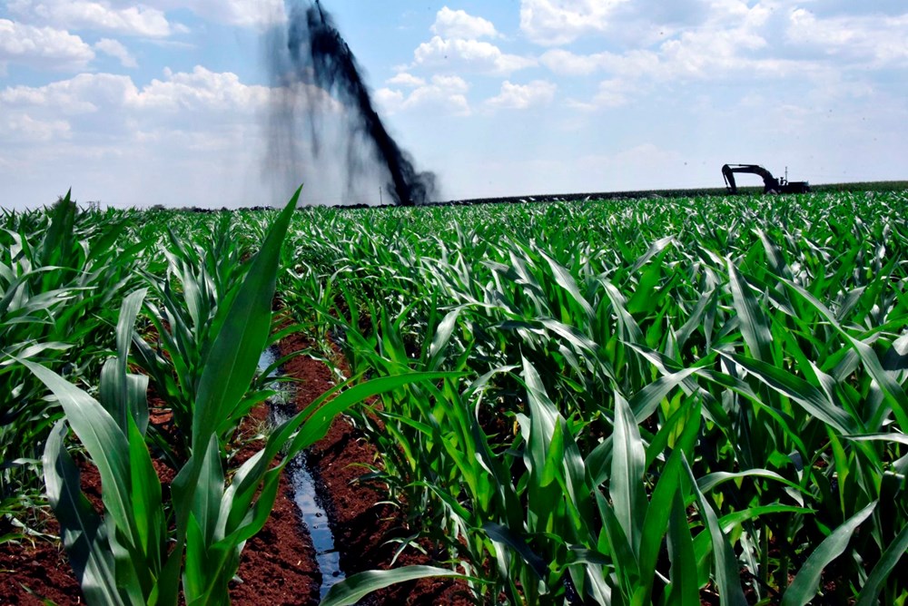 Şanlıurfa'da boru hattı delindi, ham petrol metrelerce yükseğe fışkırdı - 13