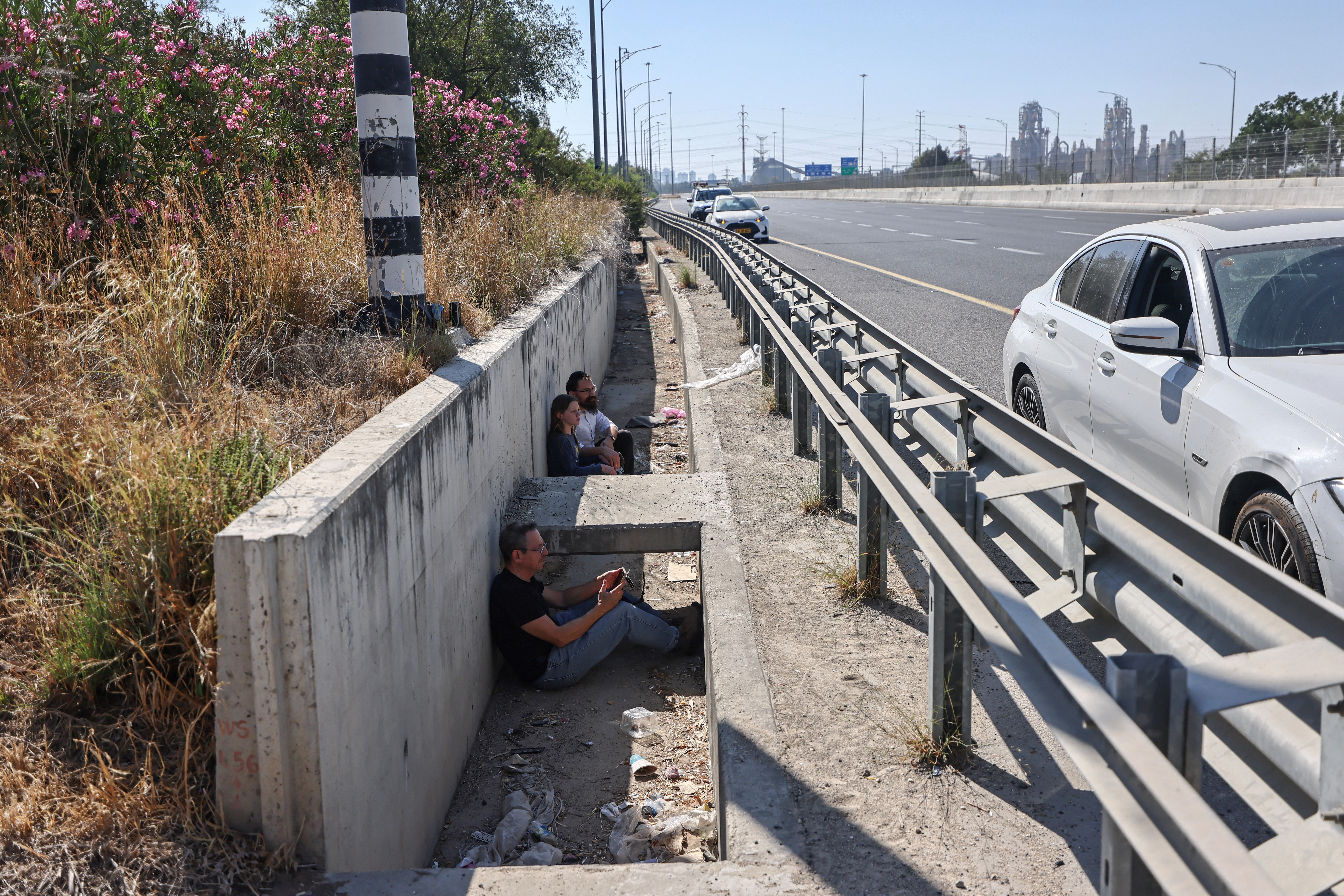 Kuzeyde siren sesleri duyulurken İsrailliler otoyol kenarına sığındı.