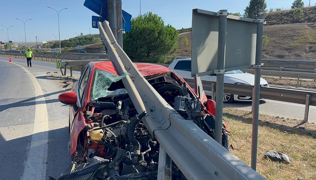 Pendik’te otomobil bariyerlere çarptı: 2 yaralı