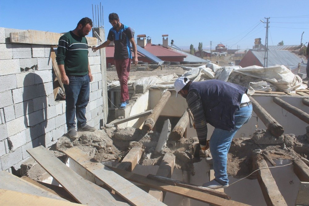 Evine yılanların yuva yaptığını iddia eden vatandaş evini yıktı - 6