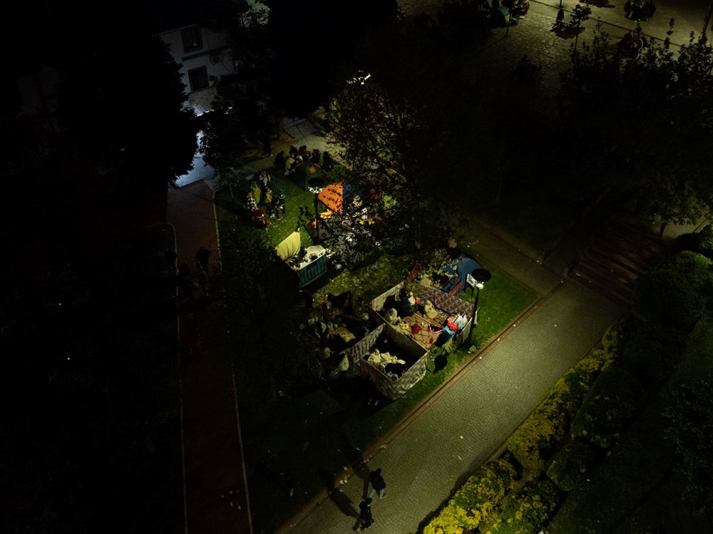 İstanbul'da kimi vatandaşlar geceyi dışarıda geçirdi 86