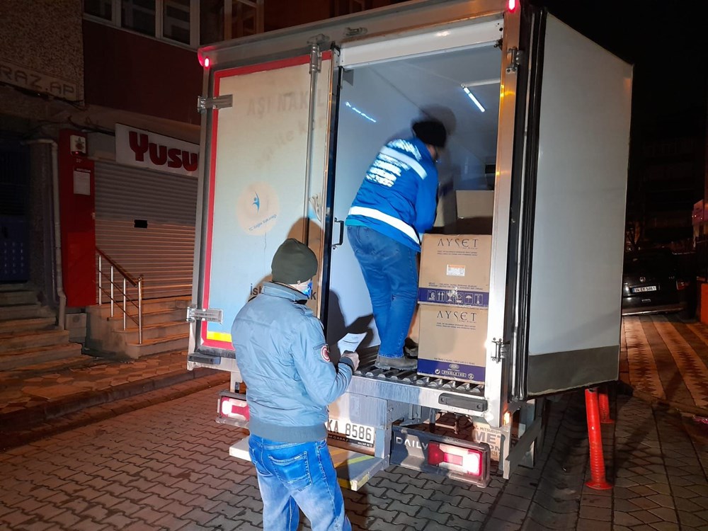 İlk aşılar sağlık çalışanlarına yapılıyor