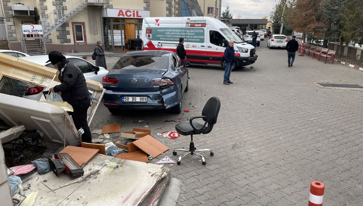 Nevşehir'de hastane bahçesine giren otomobil, güvenlik kulübesi ve 3 araca çarptı