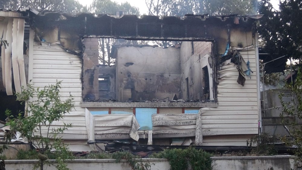 Seferihisar'da yazlık evler kül oldu - 1