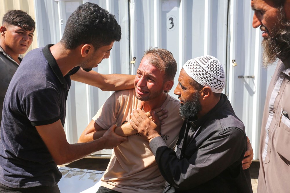 Gazze'de dram bitmiyor! Filistinli baba bebek sevinci yaşarken tüm ailesini kaybetti