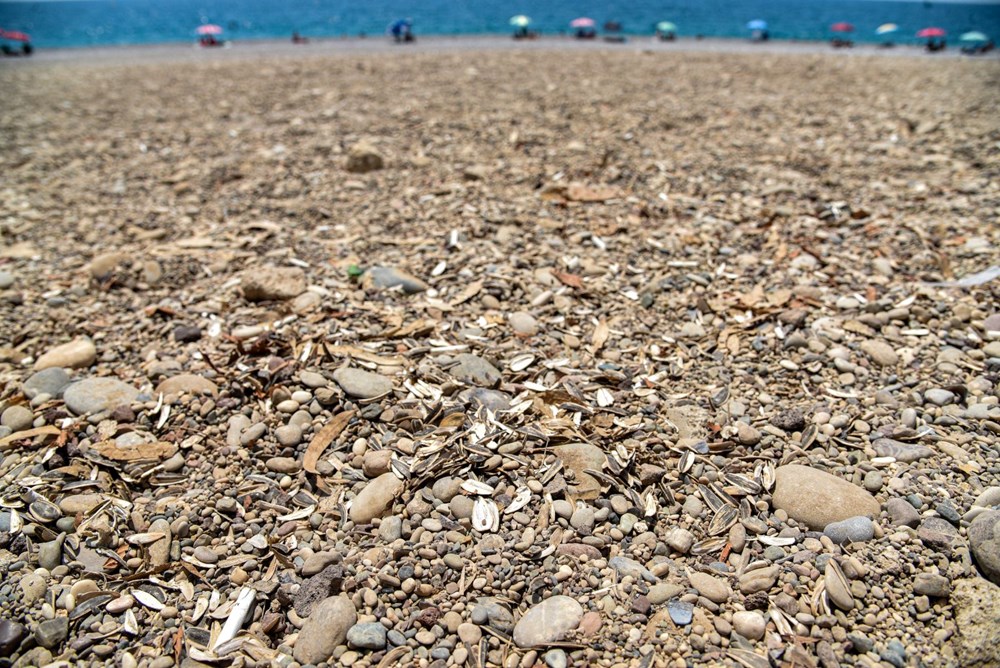 Antalya'da utandıran görüntüler! Dünyaca ünlü sahili çöplüğe çevirdiler - 6