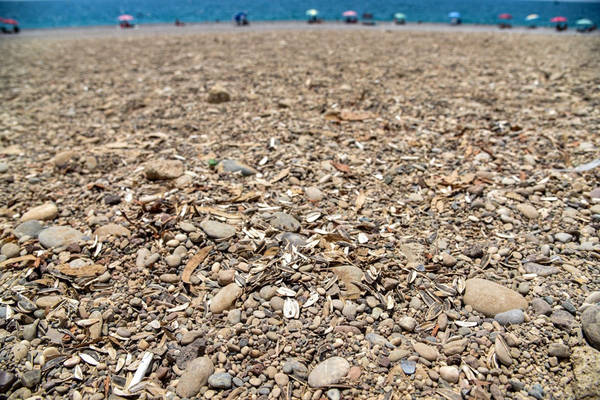 Antalya'da utandıran görüntüler! Dünyaca ünlü sahili çöplüğe çevirdiler