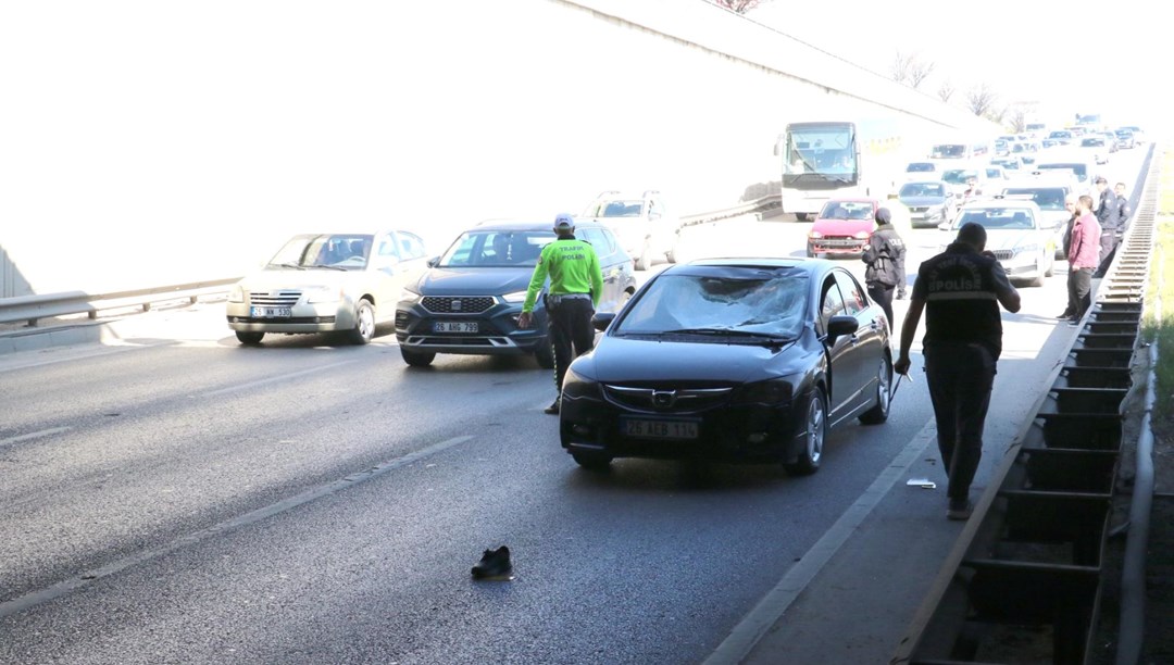 Polisten kaçıp üst geçitten atladı