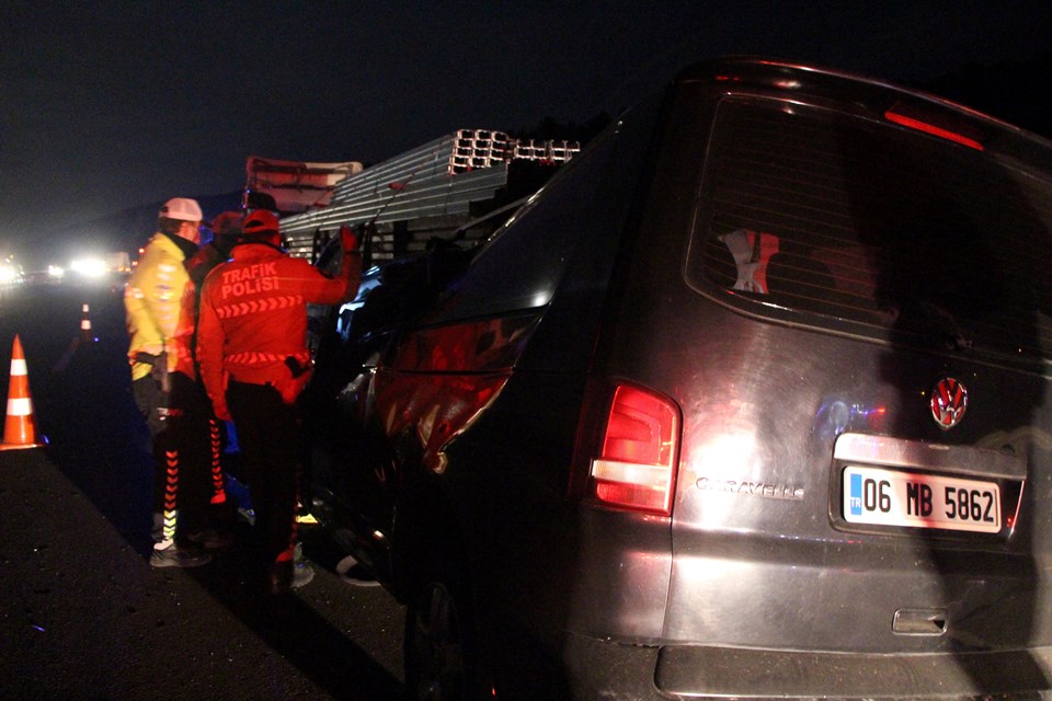 Bolu'da minibüs TIR'a çarptı: 2 ölü, 3 yaralı - 1