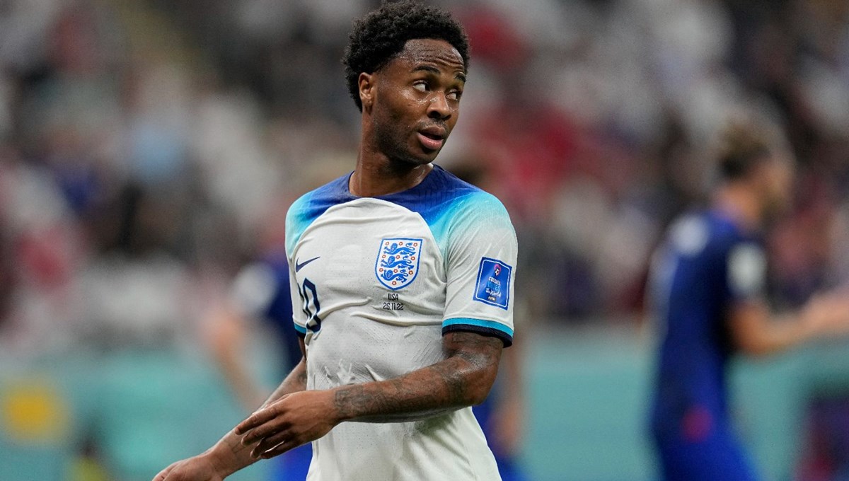 İngiliz futbolcu Sterling'in Londra'daki evine silahlı saldırgan girdi