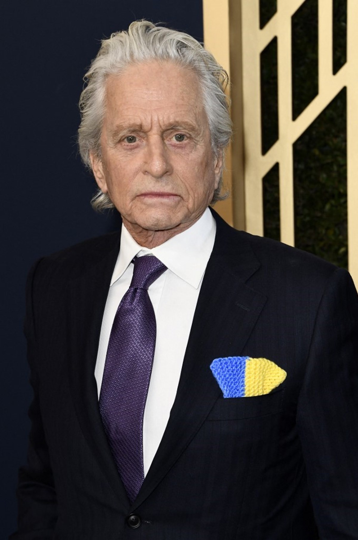 Michael Douglas, mavi-sarı mendiliyle mesaj gönderdi.