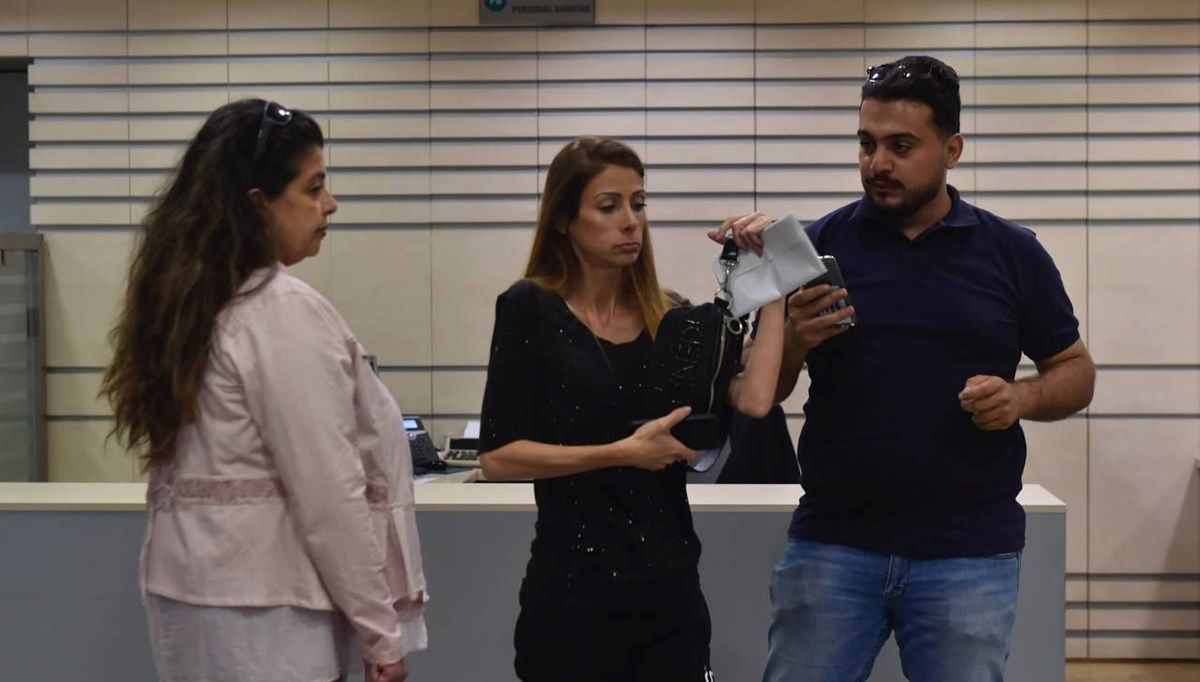 Lübnan'da parasını çekemeyen milletvekili banka şubesini bastı