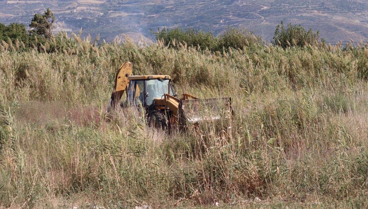 Kuş cennetine kepçe ile geçip yol açmaya çalıştı