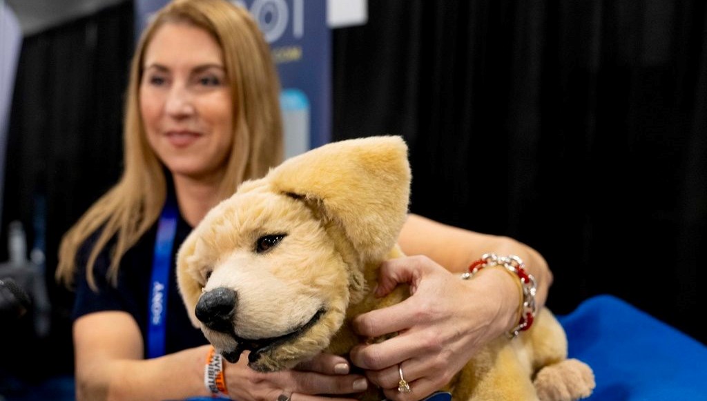 Alzheimer için robot köpek: Bakım gerektirmiyor, gerçeği gibi sevimli!