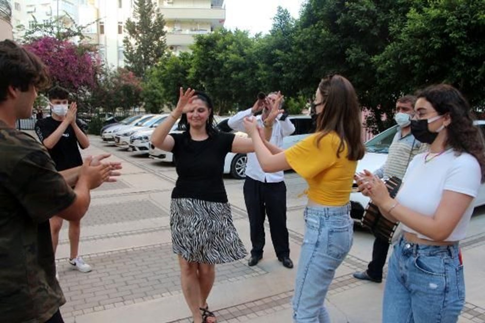 2 yıl süren boşanma davasını kazandı, davul zurnayla kutladı - 2