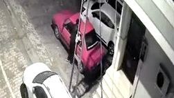 Arabadaki ses sistemini çaldı