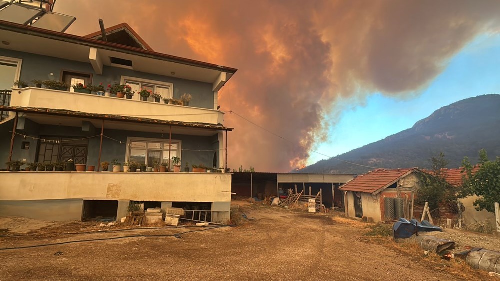 Sakarya'da iki mahalle tahliye edildi: Alevlerle mücadele gece boyu sürdü - 2