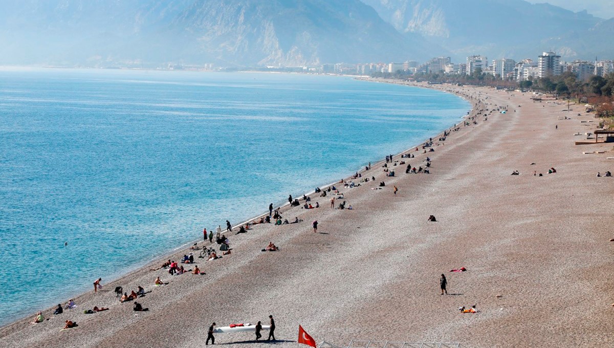 Antalya’da kış ortasında deniz keyfi: Deniz, havadan daha sıcak Antalya’da kış ortasında deniz keyfi: Deniz, havadan daha sıcak