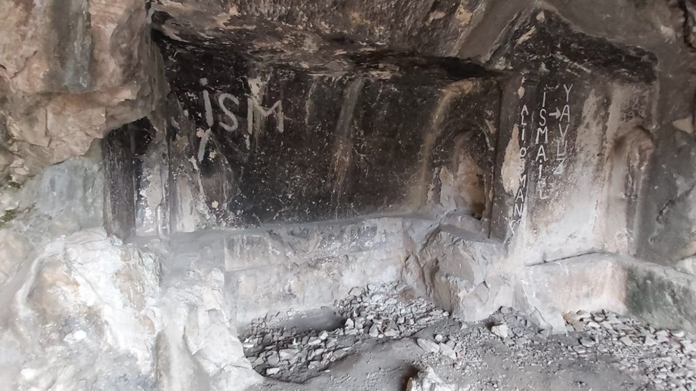 Roma dönemine ait oda mezar definecilerin hedefi oldu - 2