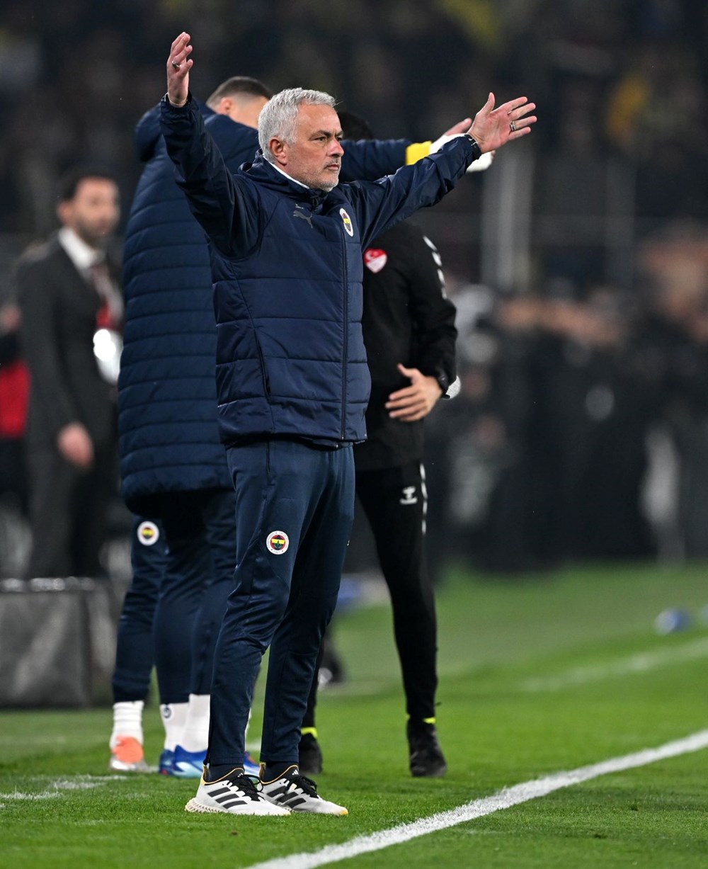 Canlı anlatım | Fenerbahçe ile Galatasaray çeyrek finalde karşı karşıya: İlk yarıda 3 gol - 19