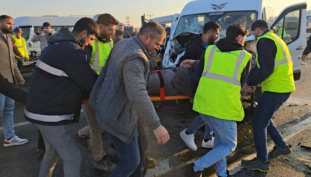 İki işçi servisi kafa kafaya çarpıştı