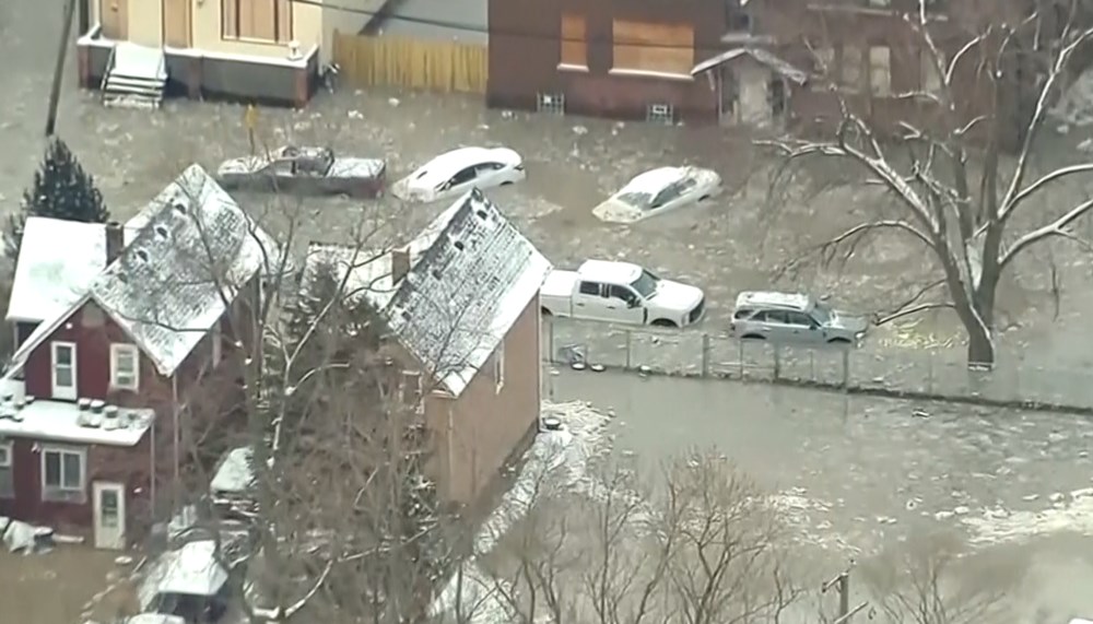 Yüz yıllık su borusu patladı, araçlar donan suyun içinde kaldı - 2