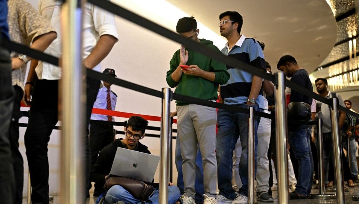 iPhone 17 kuyruğunda kavga