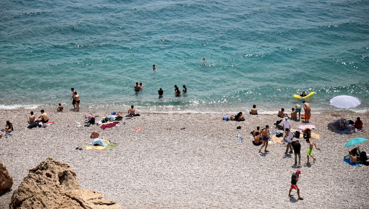 Antalya’da hava sıcaklığı arttı, Konyaaltı Sahili doldu