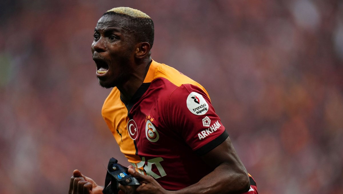 Galatasaray tribünlerinden Osimhen pankartları: 