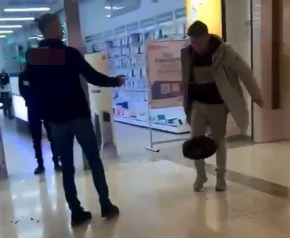 Süpürge Kabusu: Vatandaş, Defalarca Bozulan Süpürgesini Mağaza Önünde İmha Etti 72 cQ8bTGQTUkib2zyTSXCdjw