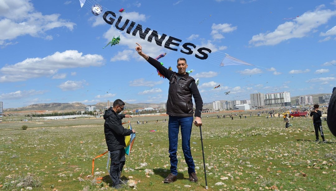 Dünyanın en uzun adamı uçurtma şenliğinde