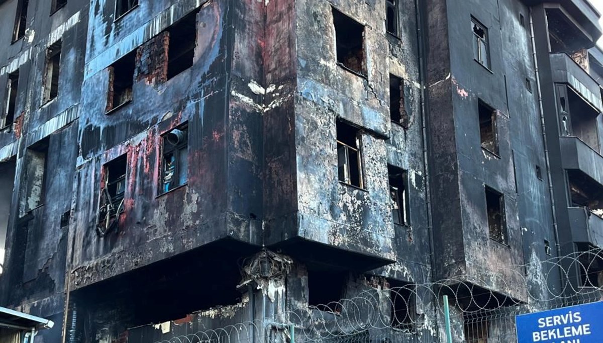 Beylikdüzü’nde yanan fabrika küle döndü: Altı katlı binada çökme riski var Beylikdüzü’nde yanan fabrika küle döndü: Altı katlı binada çökme riski var