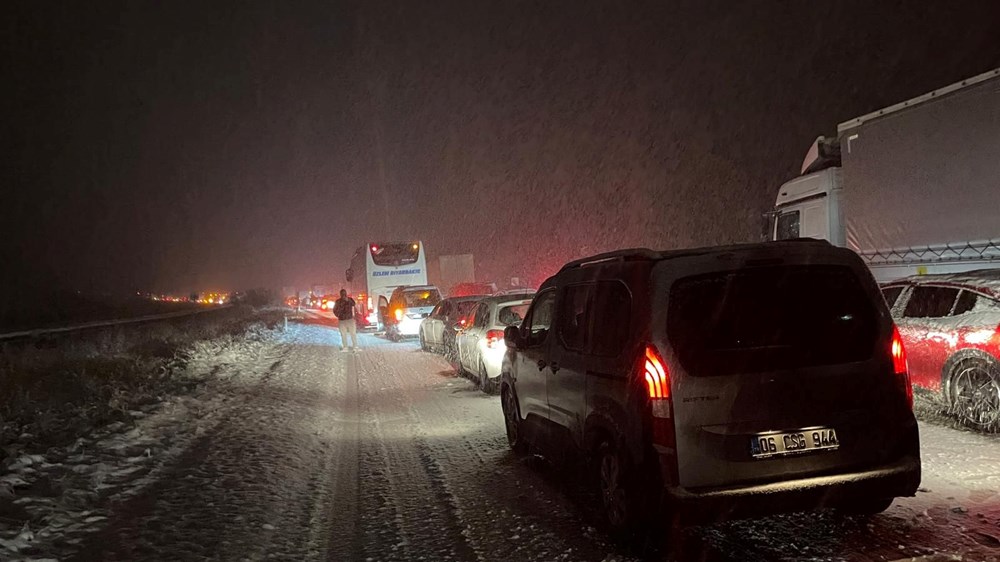 Ulaşıma kar engeli: Araçlar yolda kaldı, kazalar nedeniyle trafik durdu - 5