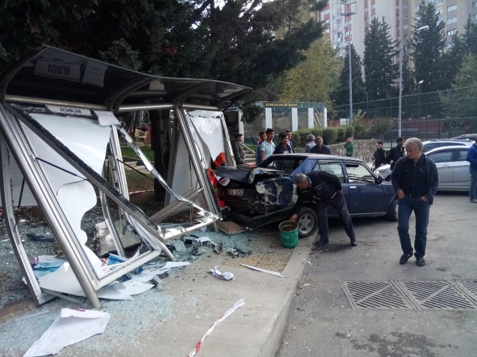Ataşehir'de kamyonet, otobüs durağına daldı: 1 yaralı - 1