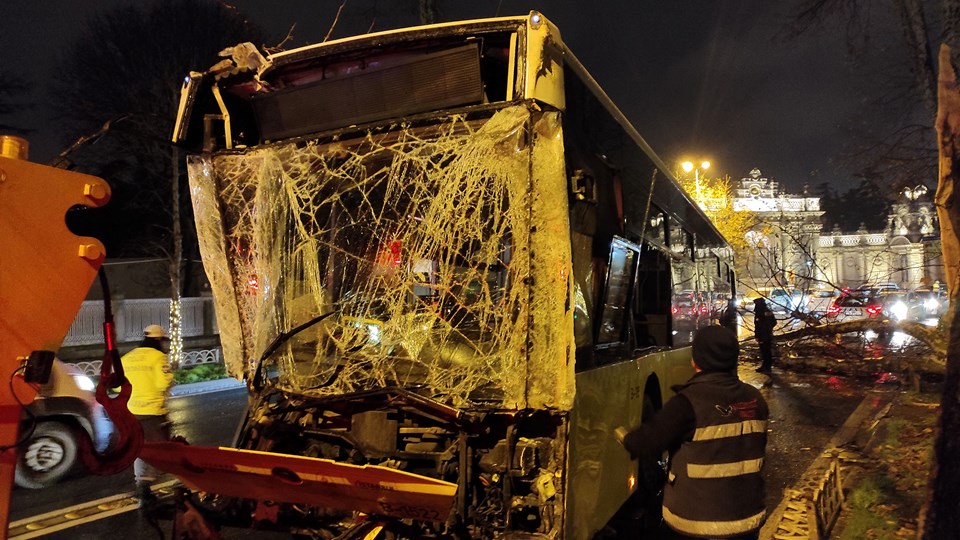 Beşiktaş'ta İETT otobüsü asırlık çınar ağacına çarptı - 1
