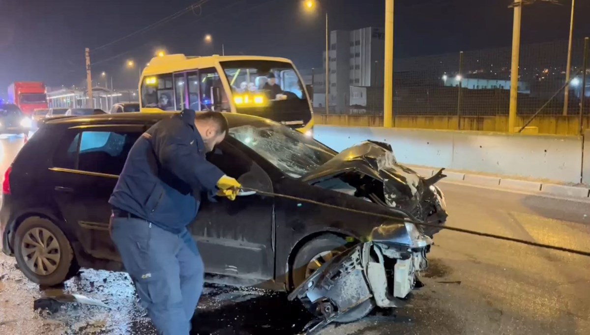 Bursa'da otomobil, halk otobüsüne çarptı: 10 yaralı