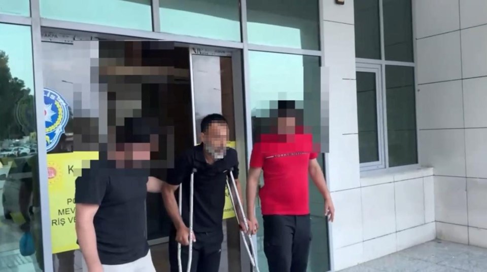 Adana'da uyuşturucu operasyonu: Polisi gören torbacı damdan atlayıp ayağını kırdı - 1
