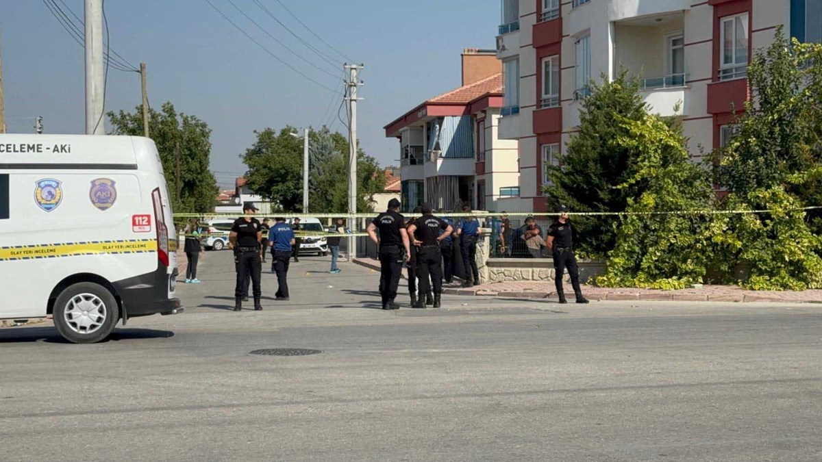 Mahallelinin ihbarıyla adrese çok sayıda polis ve sağlık ekibi sevk edildi.