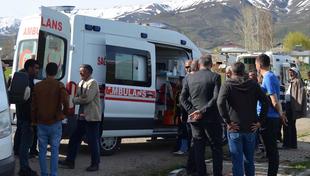 Muş'ta öğrenci servisi ile hafif ticari araç çarpıştı: 10 yaralı