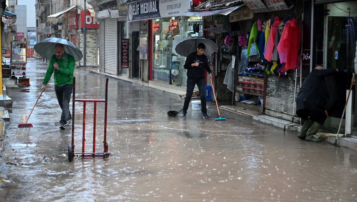 İzmir'de sağanak yağış yolları göle çevirdi İzmir'de sağanak yağış yolları göle çevirdi