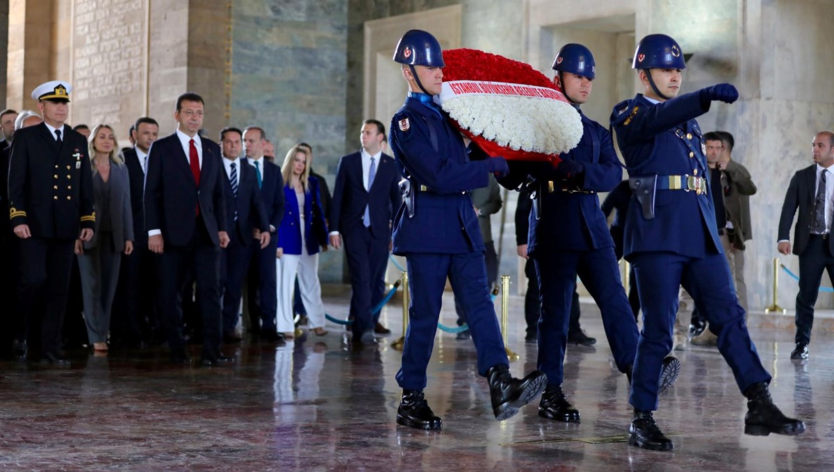 İBB Başkanı İmamoğlu Anıtkabir'i ziyaret etti