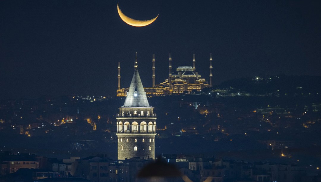 İstanbul'da hilal, Büyük Çamlıca Camisi ve Galata Kulesi ile görsel şölen oluşturdu