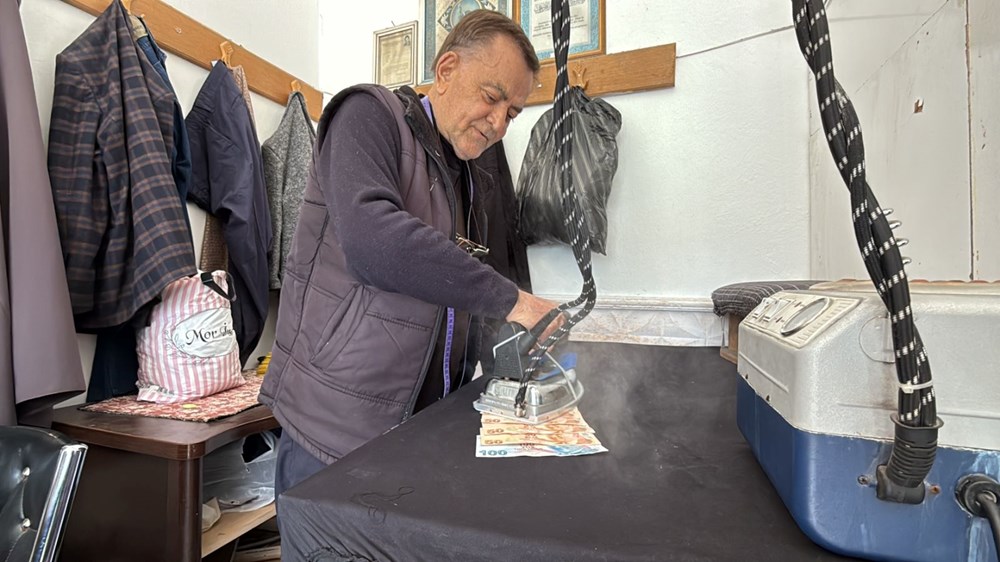 47 Yıllık Terzi Ahmet'in Sıradışı Alışkanlığı: Parayı Ütülemek! 74 cTgBcIRzEEulAKY6Ib6LbQ